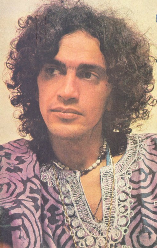Caetano Veloso - Sozinho Ценю я  тех, кто без меня не может! И не мешаю тем, кто счастлив без меня!