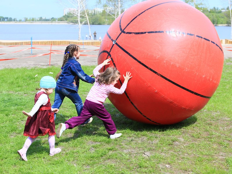 Игры с мячом с мамой. Спортивные игры для детей. Мяч детский. Игры с мячом на свежем воздухе. Спортивные игры на улице.